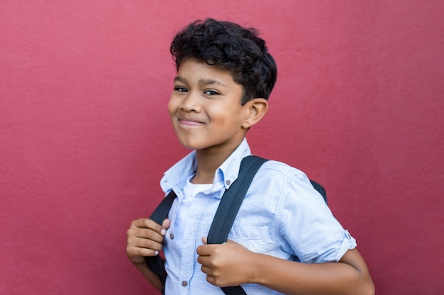 Menino de escola latino-americano