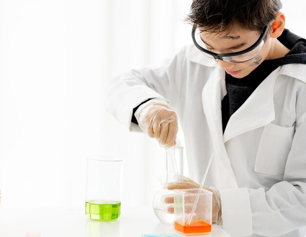 Menino de escola na aula de química