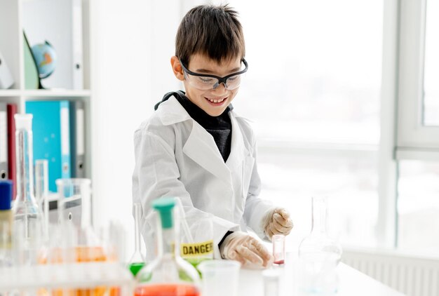 Menino de escola na aula de química