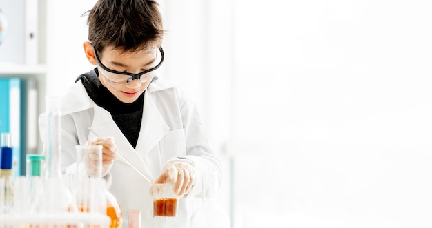 Menino de escola na aula de química