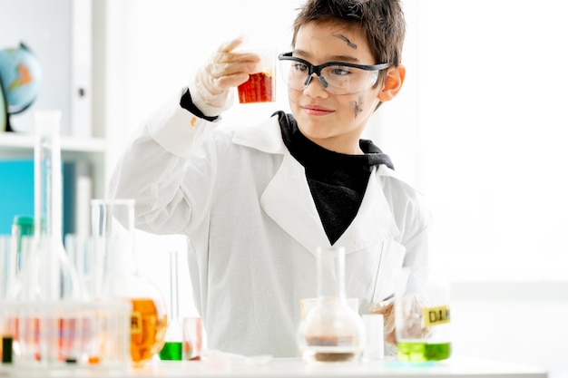 Menino de escola na aula de química