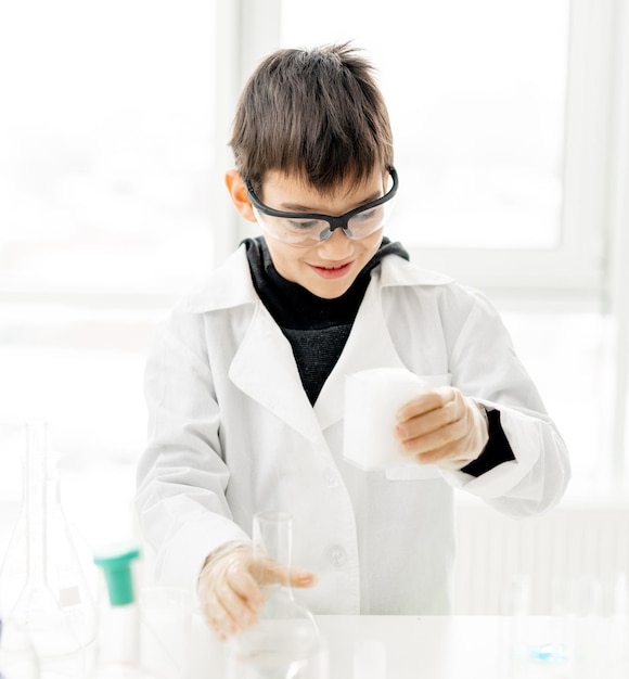 Menino de escola na aula de química