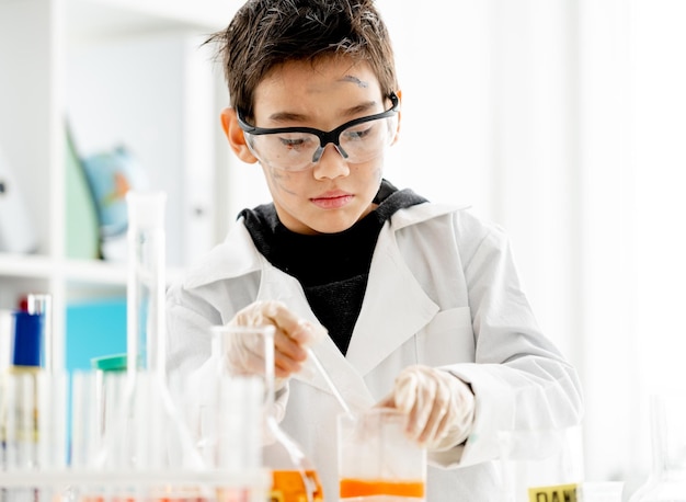 Menino de escola na aula de química