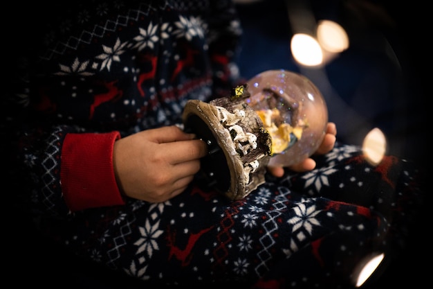 Menino de natal sonha com lanternas de férias de árvore de infância à noite