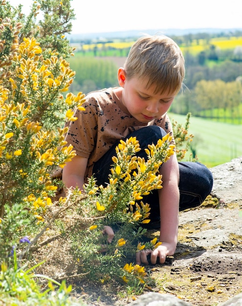 Menino de oito anos na natureza na primavera