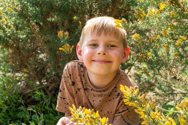 Menino de oito anos na natureza na primavera