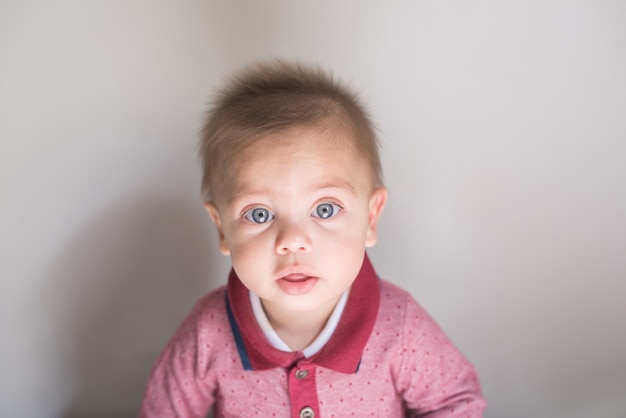 Menino de olhos azuis em fundo branco - retrato