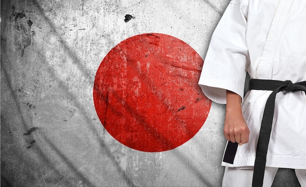 Foto menino de quimono e bandeira do japão