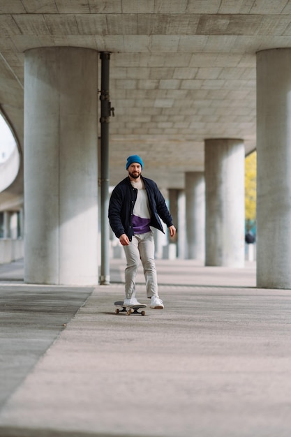 Menino de skate na cidade arquitetura urbana local de skate foto vertical foto de alta qualidade