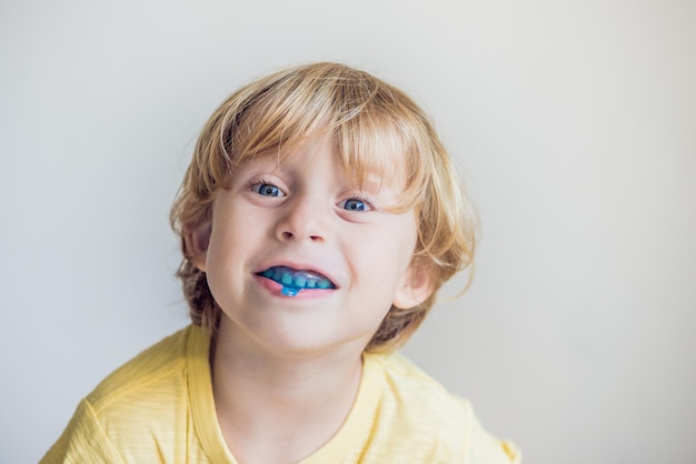 Menino de três anos mostra treinador miofuncional para esclarecer o hábito de respirar pela boca. ajuda a equalizar o crescimento dos dentes e corrigir a mordida. corrige a posição da língua