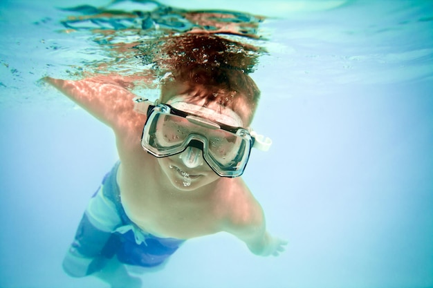 menino debaixo d'água na piscina