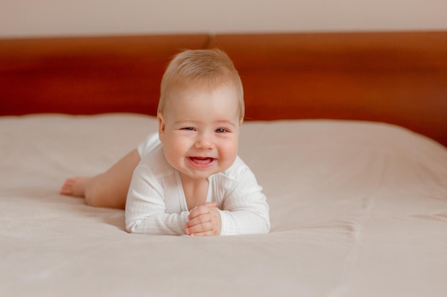 Menino deitado de bruços na cama do quarto