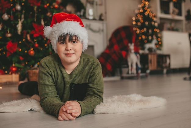 menino deitado em decorações de natal