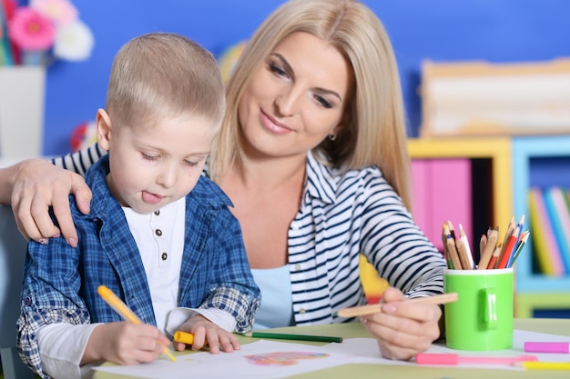 Menino desenhando com sua mãe