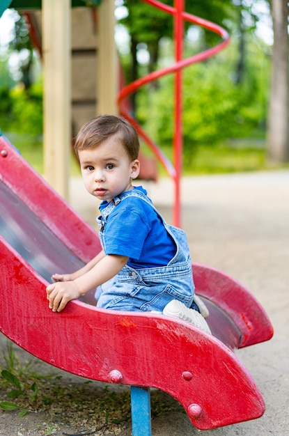 Menino desfrutando de um dia ensolarado no parque