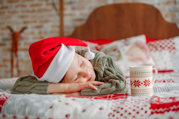 Menino dormindo no natal