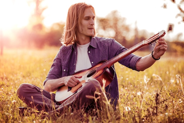 menino e guitarra