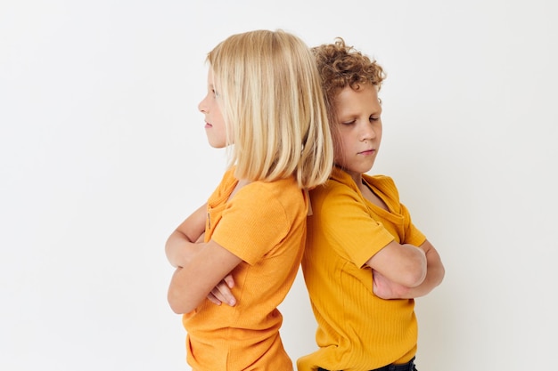 Menino e menina abraçando moda entretenimento infantil fundo isolado inalterado