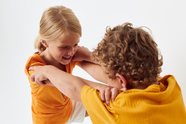 Menino e menina abraçando moda entretenimento infantil fundo isolado inalterado