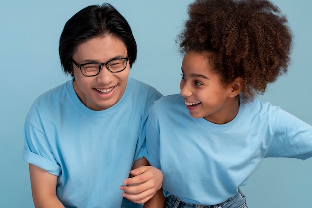 Menino e menina adolescente posando juntos