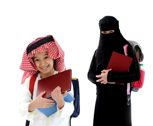 Menino e menina árabes indo para a escola