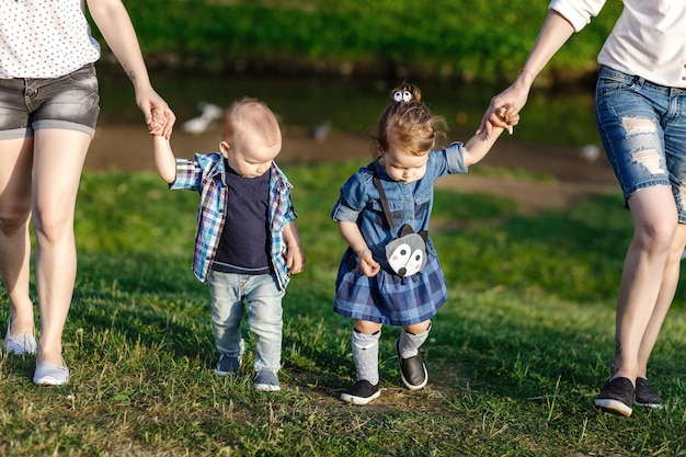 menino e menina brincando no jardim