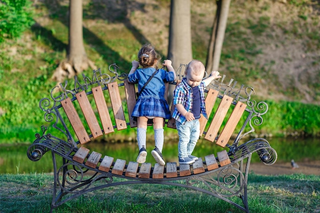 Foto menino e menina brincando no jardim