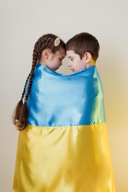 Menino e menina com bandeira da Ucrânia