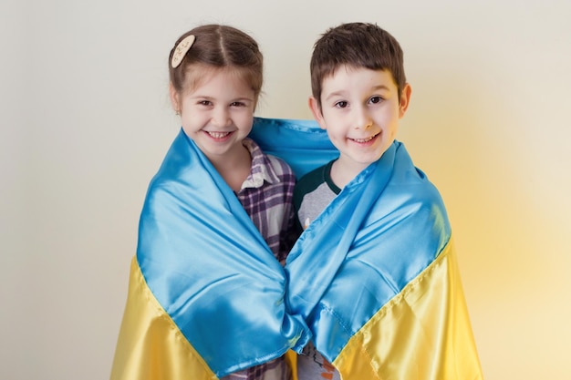 Menino e menina com bandeira da Ucrânia