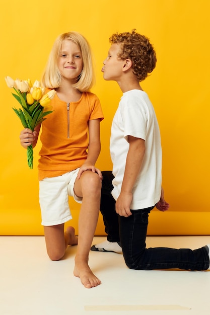 Menino e menina com um buquê de flores presente de amizade