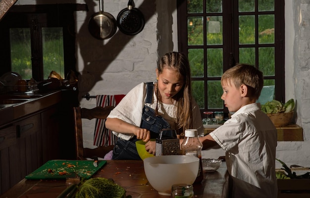 Menino e menina cozinhando na cozinha foto real