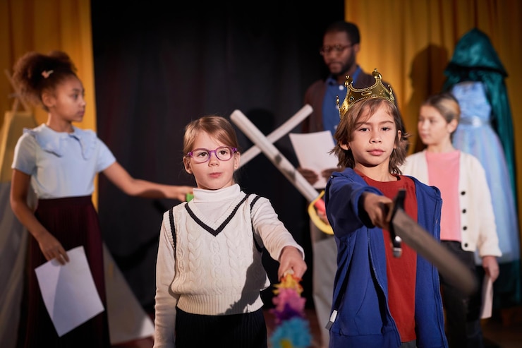 Foto menino e menina de pé no palco do teatro