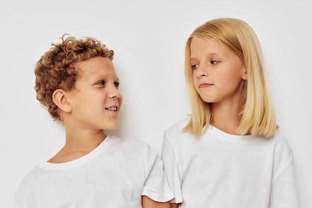 Foto menino e menina em camisetas brancas estão ao lado do estilo de vida inalterado