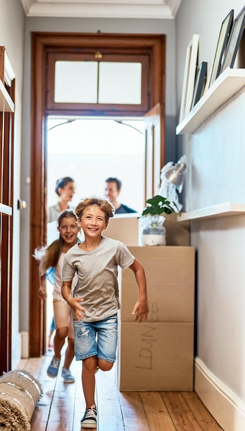 Foto menino e menina em casa correndo em um corredor imobiliário e família com caixas movimento e felicidade pais irmãos e criança do sexo feminino com sorriso de filho do sexo masculino e entusiasmados com o novo apartamento e propriedade