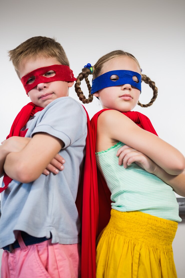 Foto menino e menina em pé com o braço cruzado e fingindo ser um super-herói