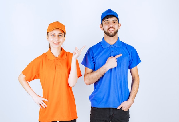 Menino e menina em uniformes azuis e amarelos, mostrando o lado direito.