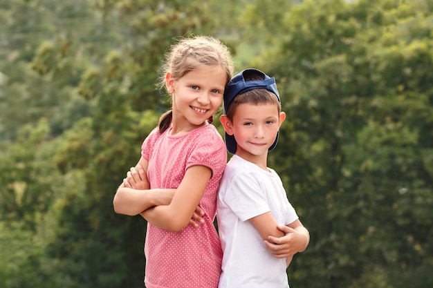 Menino e menina ficam de costas um para o outro