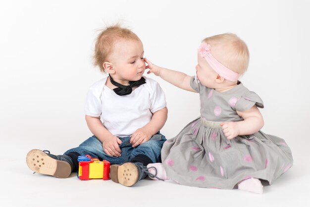 Menino e menina sentados no espaço em branco