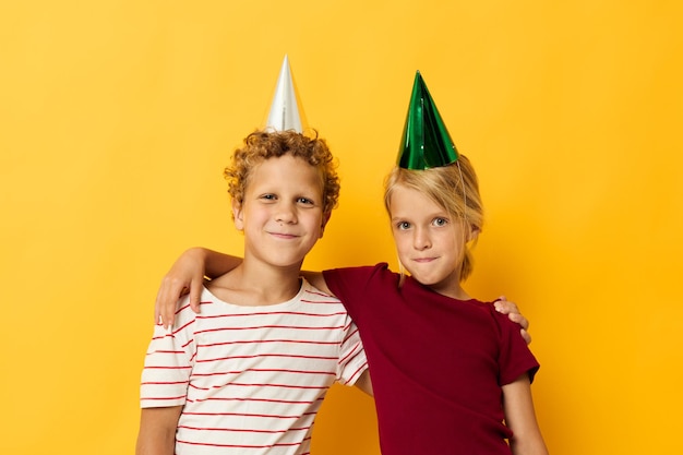 Menino e menina sorrindo e posando em roupas casuais contra fundo colorido