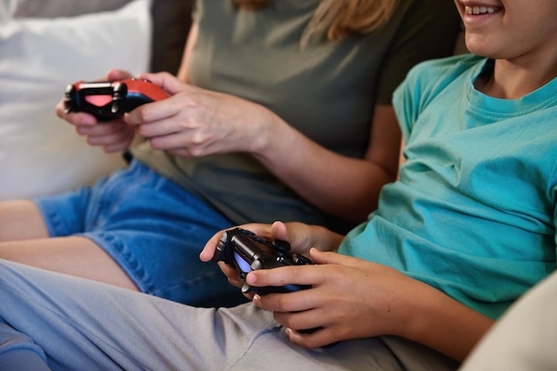 Menino e mulher jogando videogame em casa