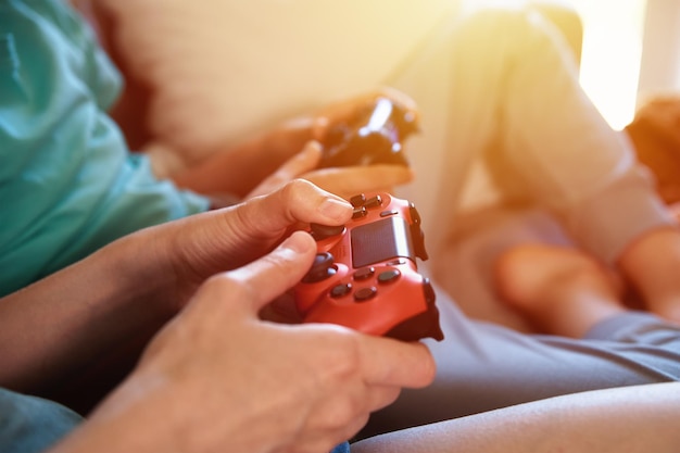 Menino e mulher jogando videogame em casa