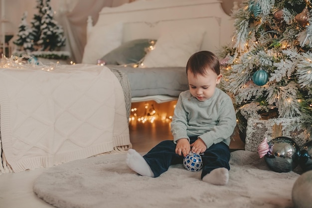 menino em decorações de natal