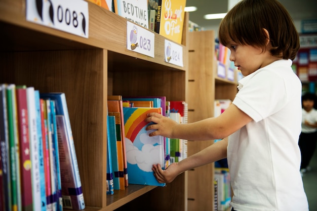 Menino, em, escola elementar, biblioteca