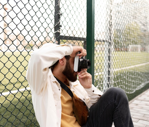 Foto menino em foto média tirando fotos