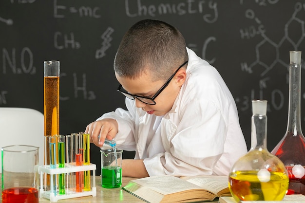 Foto menino em laboratório fazendo testes