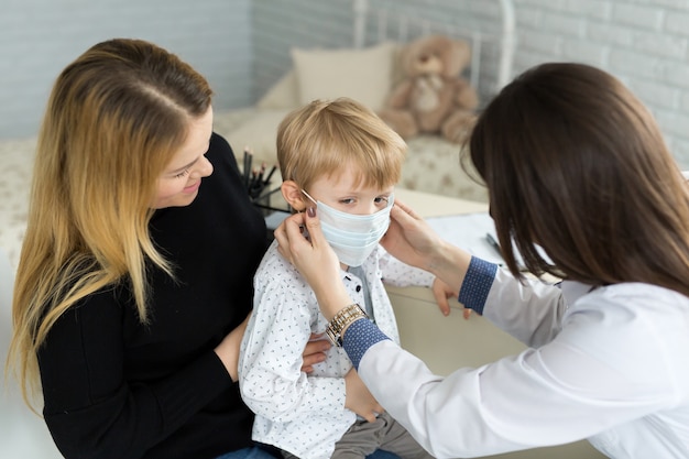 Menino em máscara de medicina e saúde