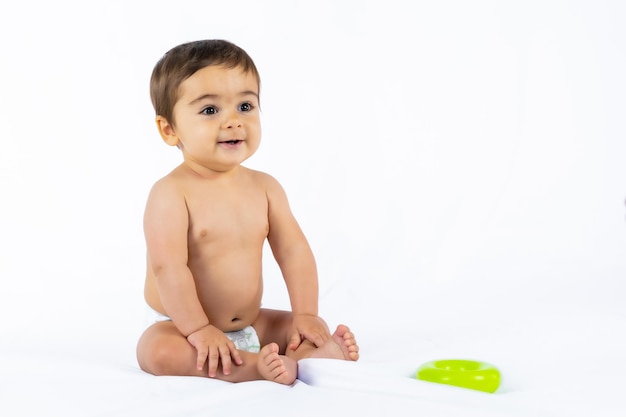 Menino em um estúdio com fundo branco, recém-nascido, caucasiano, de oito meses, sorrindo