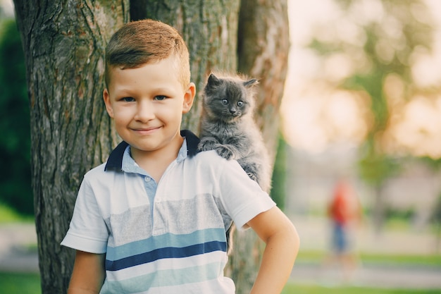 Menino em um parque