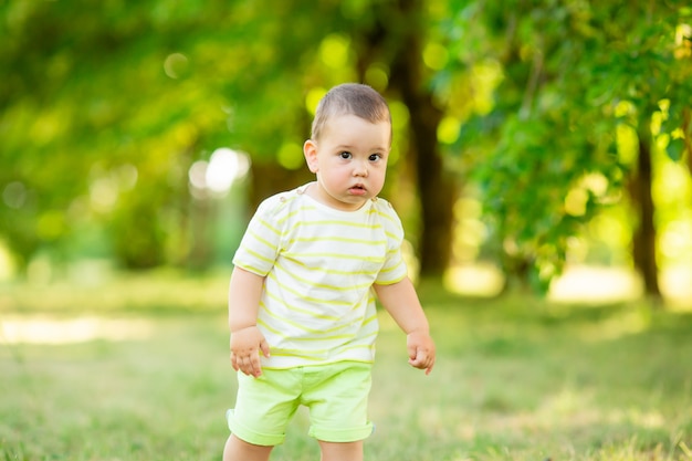 Menino em um passeio no parque