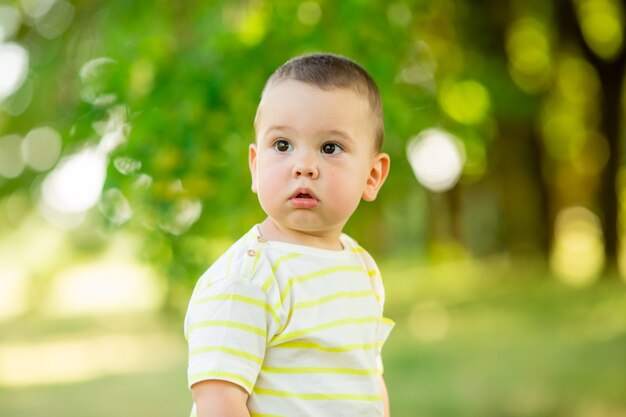 Menino em um passeio no parque